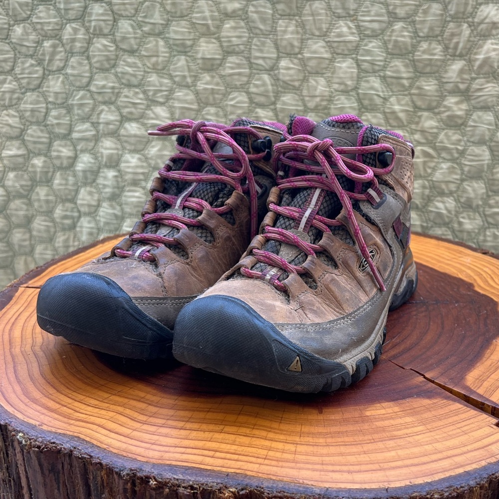 Keen hiking boots W8